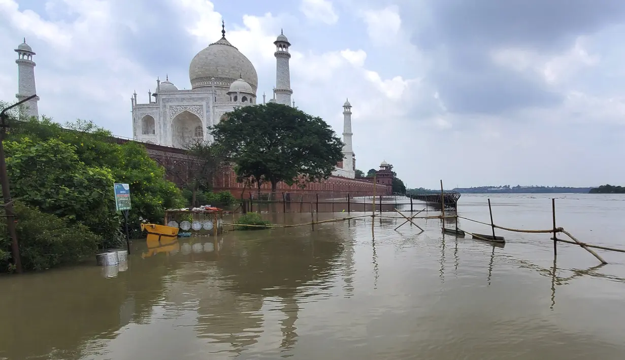 <p>Banjir di monumen marmer putih dari abad ke-17 di kota Agra ini terjadi ketika banjir besar telah menewaskan sedikitnya 100 orang di beberapa bagian India utara, menyapu rumah-rumah dan jembatan serta mengakibatkan tanah longsor yang mematikan. (AP Photo/Aryan Kaushik)</p>