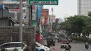 Papan reklame iklan salah satu agen perjalanan Umrah di jalan Margonda, Depok, Kamis (27/2/2020). Kementerian Haji dan Umrah Arab Saudi menangguhkan sementara pelayanan umrah bagi warga dari luar kerajaan sebagai upaya mencegah penyebaran virus corona atau Covid-19. (Liputan6.com/Helmi Fithriansyah)