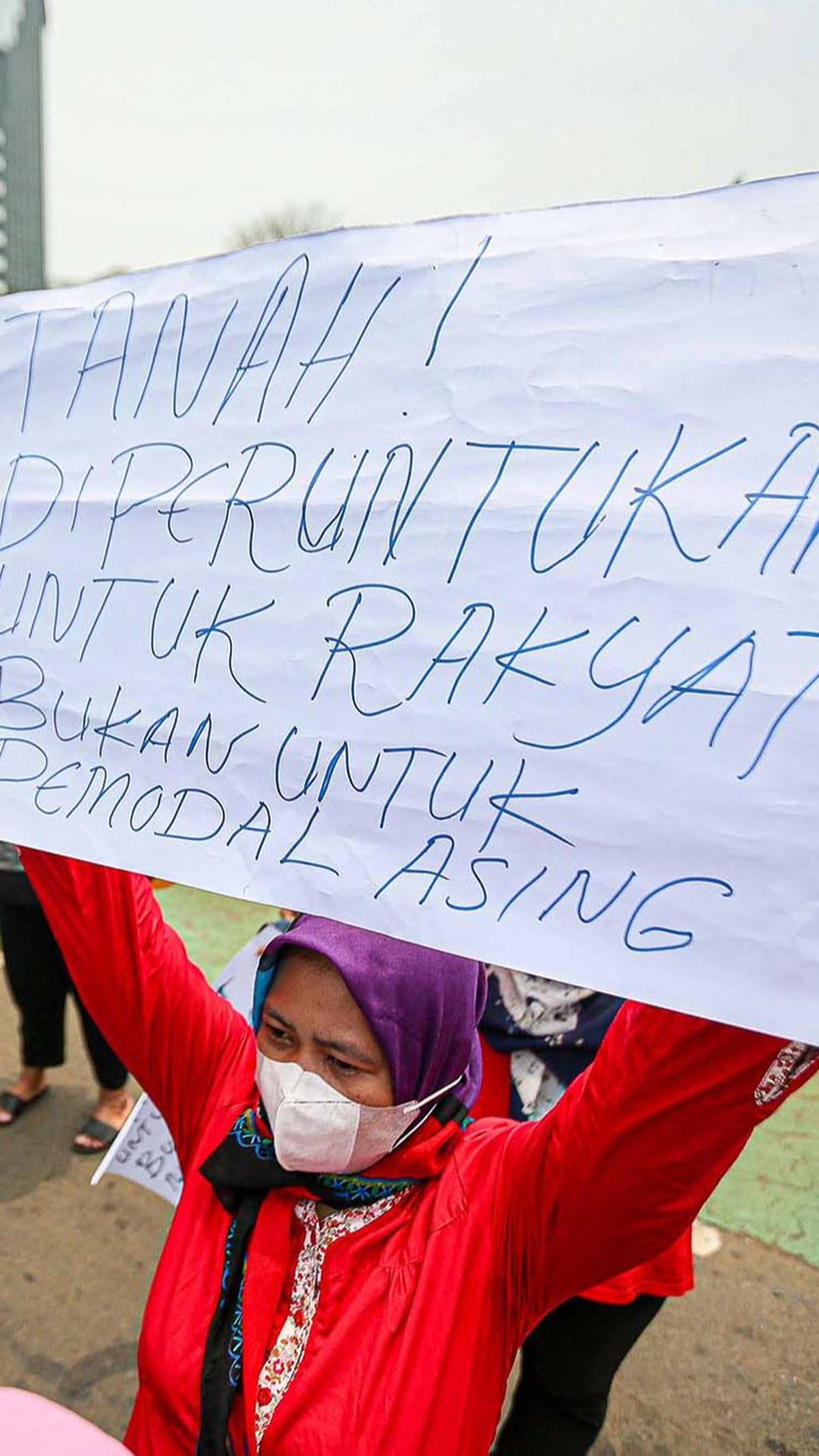 Mereka mengangkat tinggi-tinggi poster berisi tuntutan untuk Pulau Rempang.