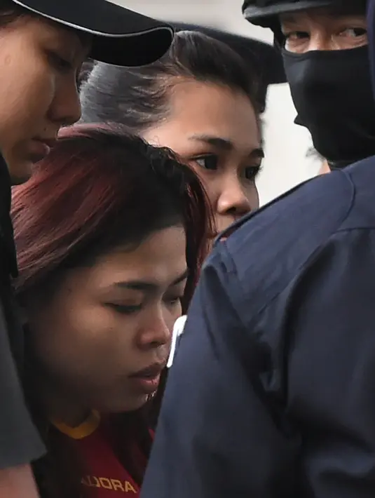 Siti Aisyah, WNI tersangka pembunuhan Kim Jong-nam, mendapat pengawal ketat di Pengadilan Sepang, Malaysia, Rabu (1/3). Siti Aisyah didakwa memberikan racun VX ke kakak tiri pemimpin Korut Kim Jong-nam di bandara Kuala Lumpur. (Mohd RASFAN/AFP)