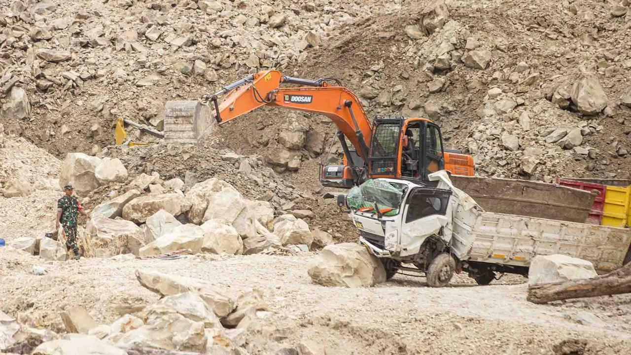 FOTO: 14 Penambang Galian C Tewas dan 8 Lainnya Masih Tertimbun Longsor Di Gunung Kuda Cirebon