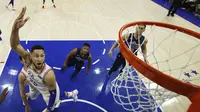 Aksi Ben Simmons memasukkan bola ke ring saat Sixers melawan Mavericks (AP)