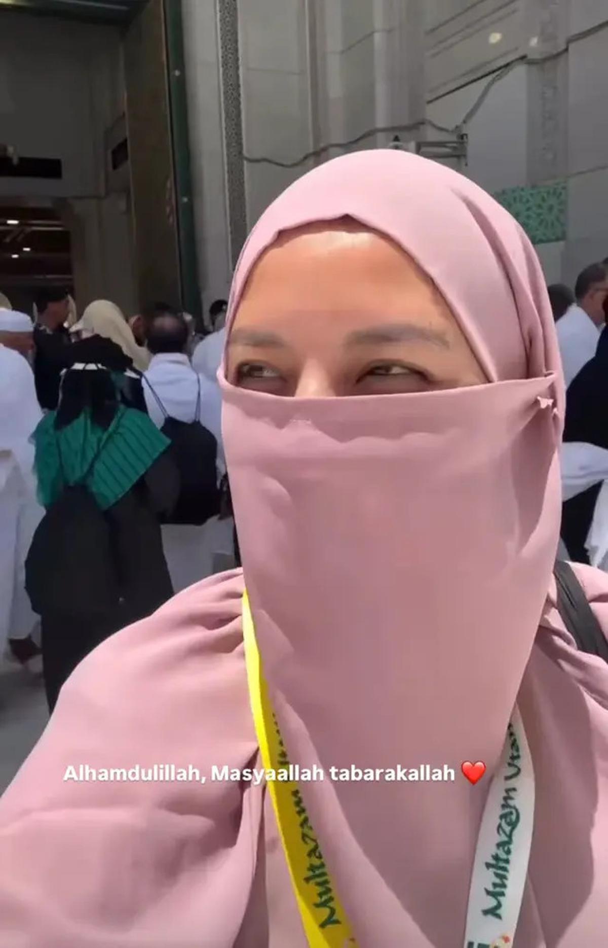 10 Potret Persiapan 'Armuzna' Tya Ariestya di Ibadah Haji 2025, Menanti Dua Tahun