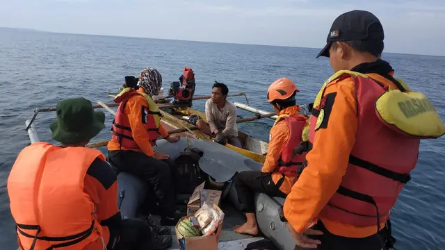 TIm SAR Kolaka mencari nelayan hilang dibantu 5 perahu nelayan dan 1 perahu milik PT Antam.(Liputan6.com/Ahmad Akbar Fua)