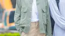 Kemeja hijau Army juga dikenakan Namjoon BTS sebagai luaran, dipadukan dengan tshirt puith dan pants warna khaki. Dok. Pinterest