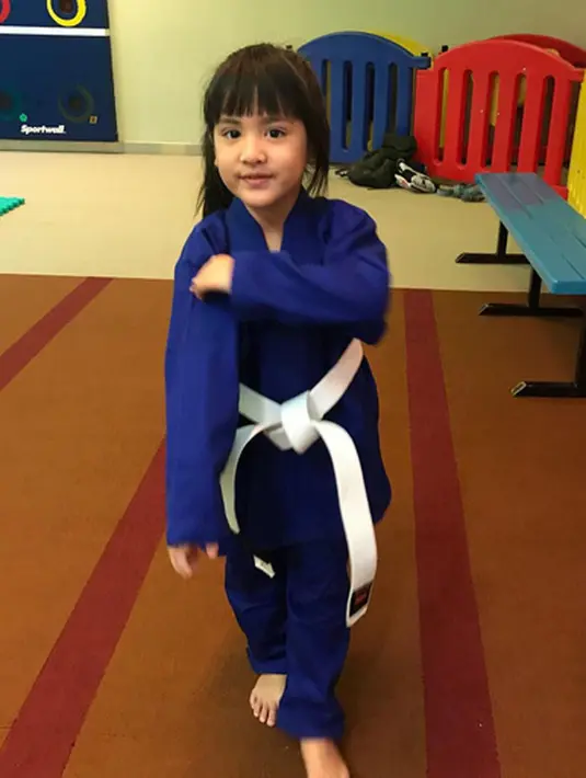 "Kayaknya nggak yaa (diarahkan ke dunia entertainment), nanti waktunya kebuang," ujar Nia Ramadhani di bilangan Gunawarman, Jakarta Selatan, Sabtu (9/9/2017). (Instagram/ramadhaniabakrie)