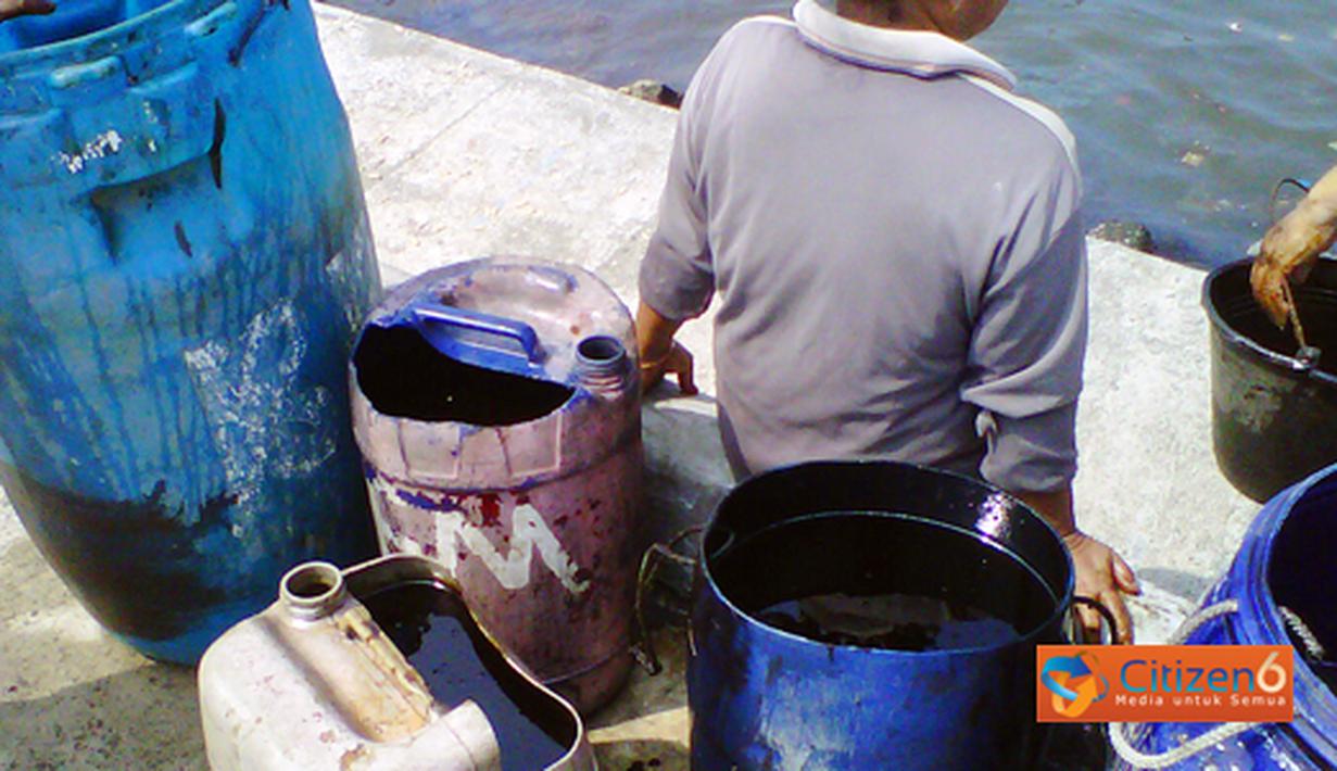 Citizen6, Cilacap: Mereka juga menampung kotoran tersebut kedalam blong dan gerigen-gerigen. Untuk kemudian dijadikan bahan untuk mengajukan protes kepada pihak pertamina. (Pengirim: Bunyawan)