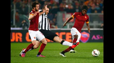 Pemain AS Roma Miralem Pjanic (kiri) dan Gervinho berebut bola dengan pemain Juventus Giorgio Chiellini (tengah) pada laga serie A di stadion Olimpiade Roma, Italy, (2/3/2015). AS Roma bermain imbang 1-1 dengan Juventus (Reuters/Tony Gentile)