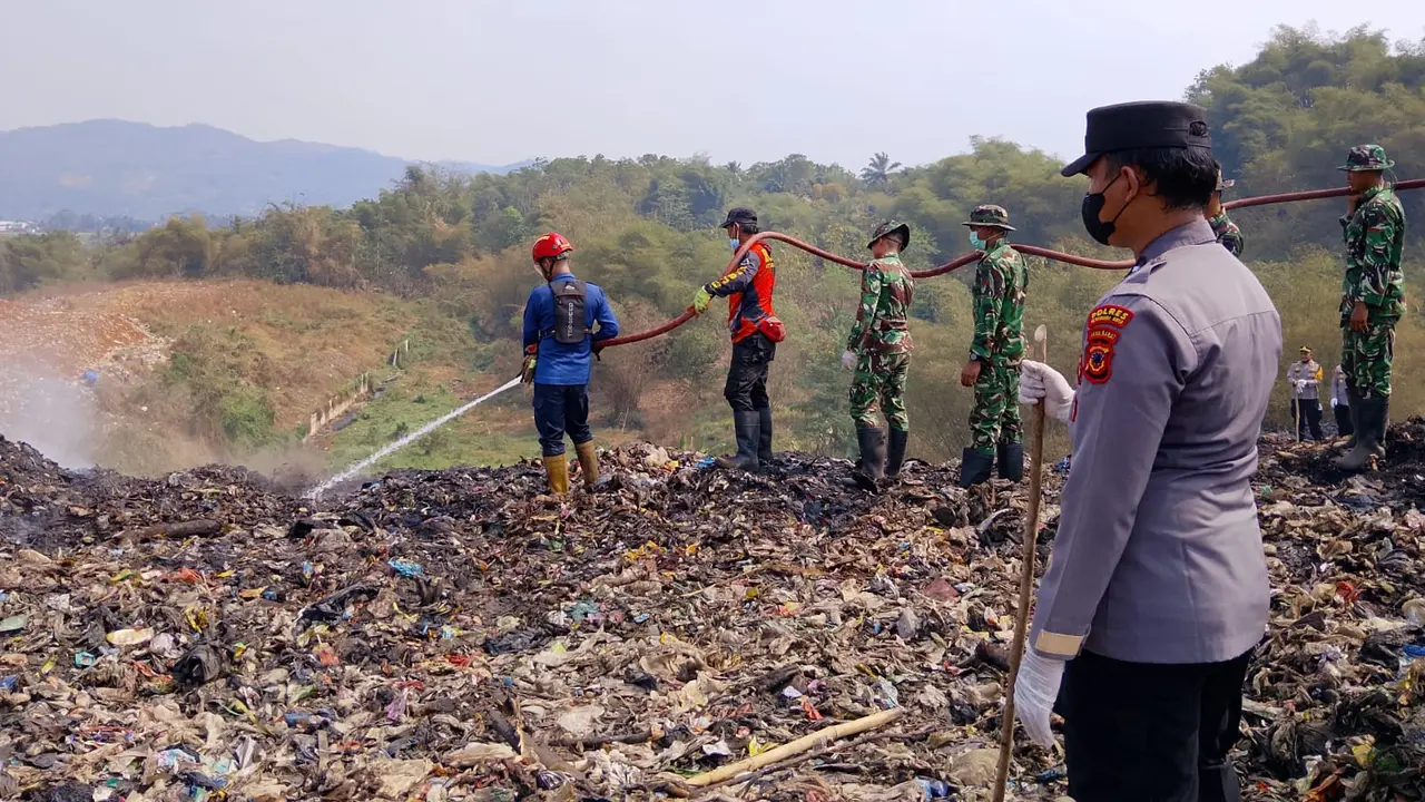 400 Personel Gabungan Diterjunkan Padamkan TPA Cikundul hingga Polisi Usut Dugaan Sabotase