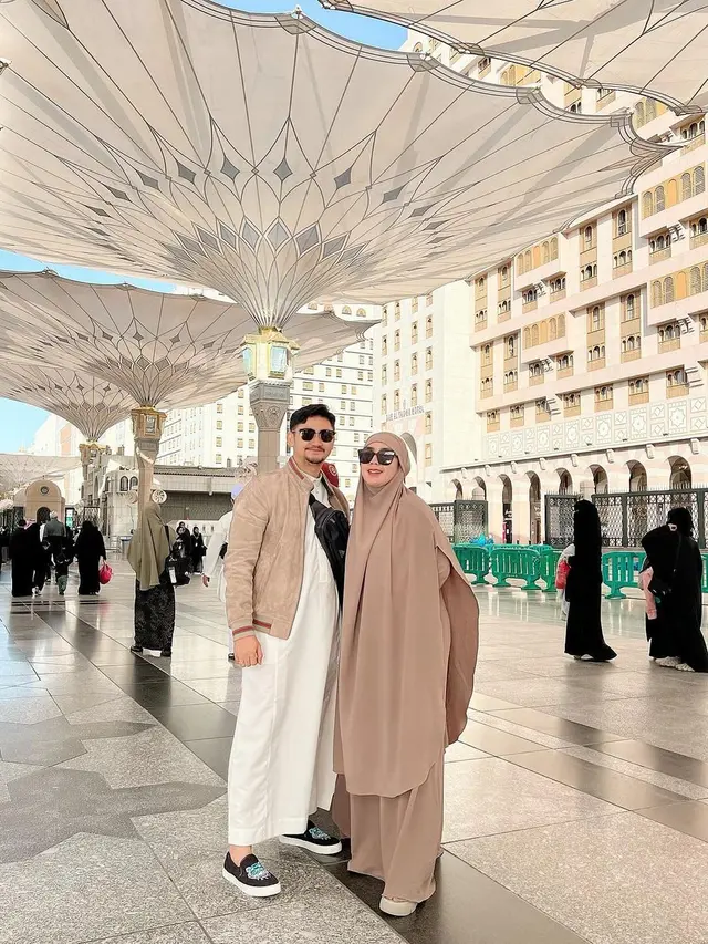 Angga Wijaya Umroh Bareng Keluarga