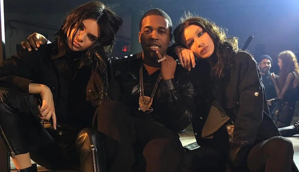 Kompak serba hitam. Kendall Jenner dan Bella Hadid kelihatan banget yaa aura persahabatannya. (instagram/kendalljenner)