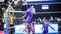 Spike Hayun Muhamad dari Perumda Tirta Bhagasasi Bekasi diblok pemain Indomaret pada laga final four Livoli Divisi Utama 2025 di GOR Ki Mageti, Magetan, Minggu (12/10). (foto: PBVSI)