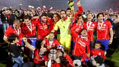 Para pemain Chili merayakan kemenangan mereka di laga final Copa America 2015 di Stadion Nasional di Santiago, Chili, (4/7/2015). Chili menang lewat adu penalti atas Argentina dengan skor 4-1. (REUTERS/Marcos Brindicci)