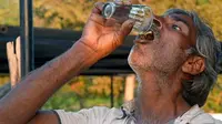 Minum serta mandi menggunakan air kencing sapi sudah menjadi kebiasaan para pria di desa Udaipur, India, untuk sembuhkan jerawat. (Sumber: Men's Health)