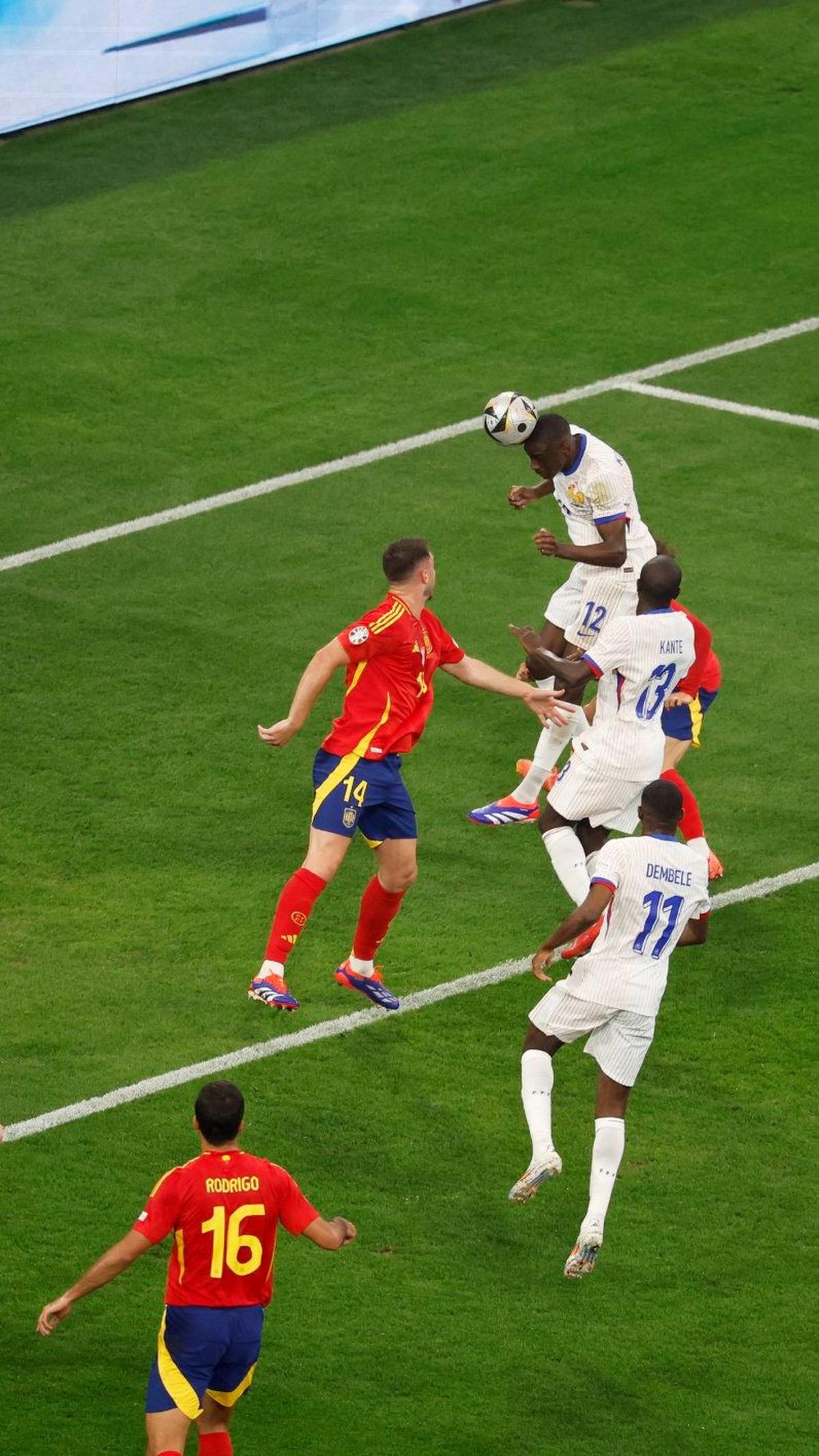 Dalam duel ini Spanyol tertinggal lebih awal. Gol Prancis dicetak melalui sundulan Kolo Muani memanfaatkan umpan silang Kylian Mbappe pada menit ke-8.&nbsp;Foto: REUTERS