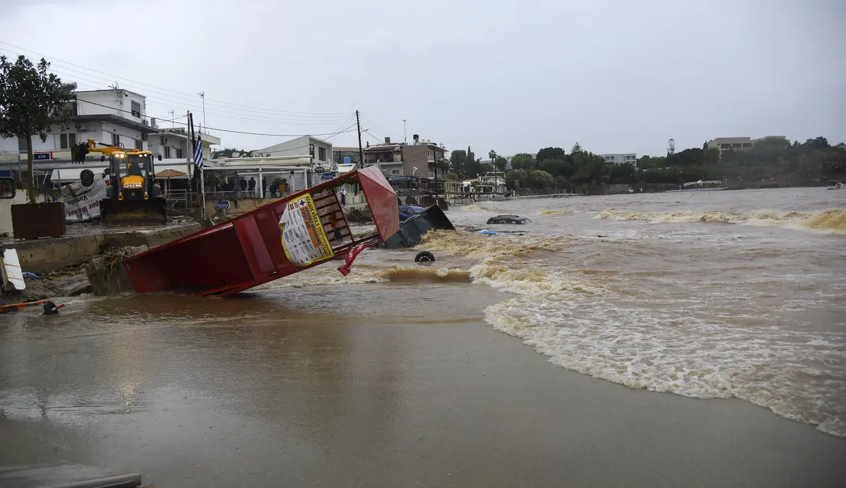 Pemandangan tepi laut setelah hujan deras di desa Agia Pelagia, di pulau Kreta, Yunani, Sabtu (15/10/2022). Dilaporkan setidaknya satu orang tewas dan lainnya hilang setelah banjir bandang yang parah. (AP Photo/Harry Nakos)