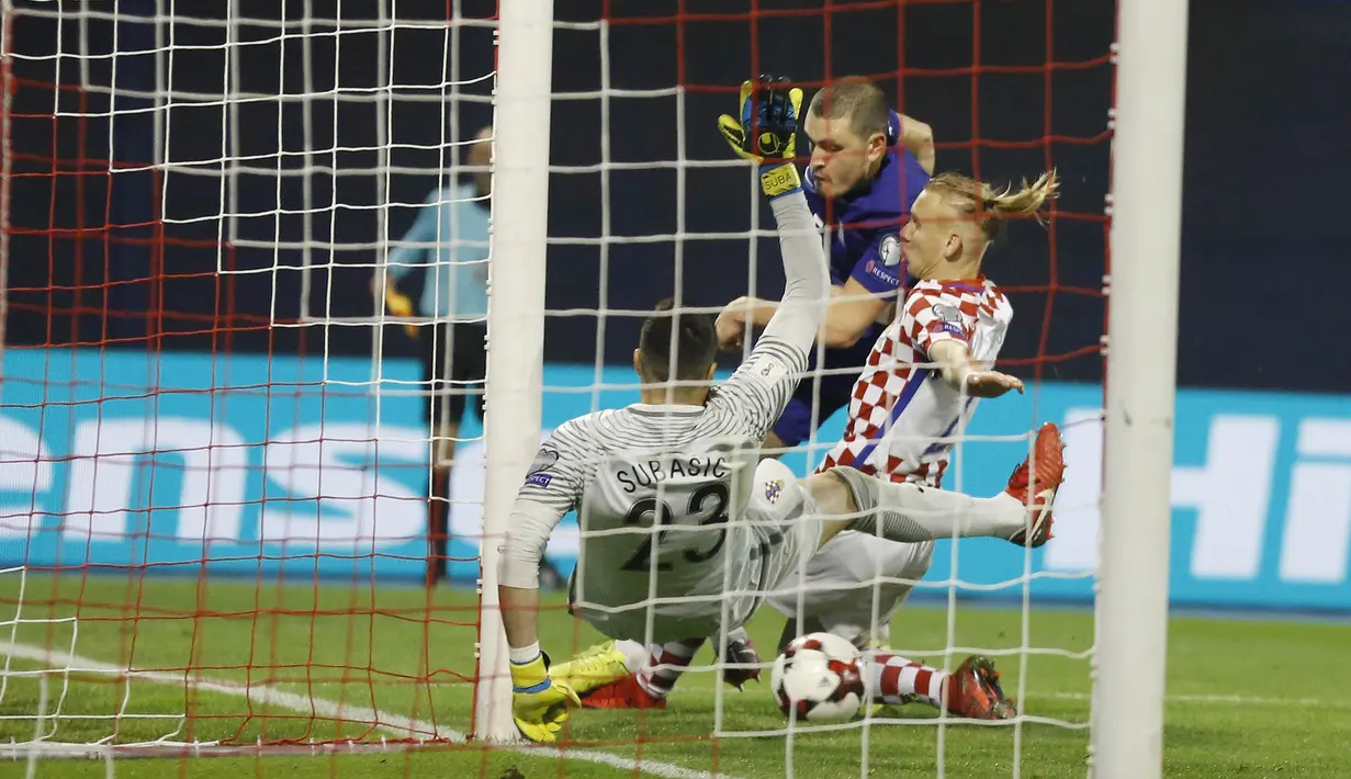 Pemain Yunani, Kyriakos Papadopoulos, melepaskan tendangan ke gawang Kroasia pada laga leg pertama playoff Piala Dunia 2018 di Stadion Maksimir, Kamis (9/11/2017). Kroasia menang 4-1 atas Yunani. (AP/Darko Bandic)