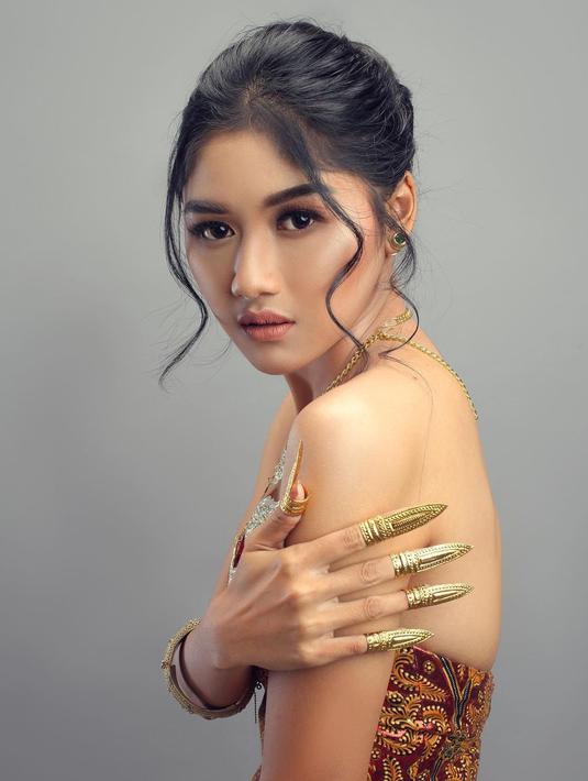 Publik lantas mengingat kembali kiprah Erina Gudono di industri hiburan Tanah Air. Ia adalah Puteri Indonesia Yogyakarta 2022, kelahiran Amerika Serikat, 11 Desember 1996. Tak henti sampai di sini, sejumlah media menyorot rekam jejak pendidikannya, yang ternyata lulusan Manajemen Keuangan di UGM dan Master of Public Administration di Columbia University. (Foto: Dok. Instagram @arifinphotos)