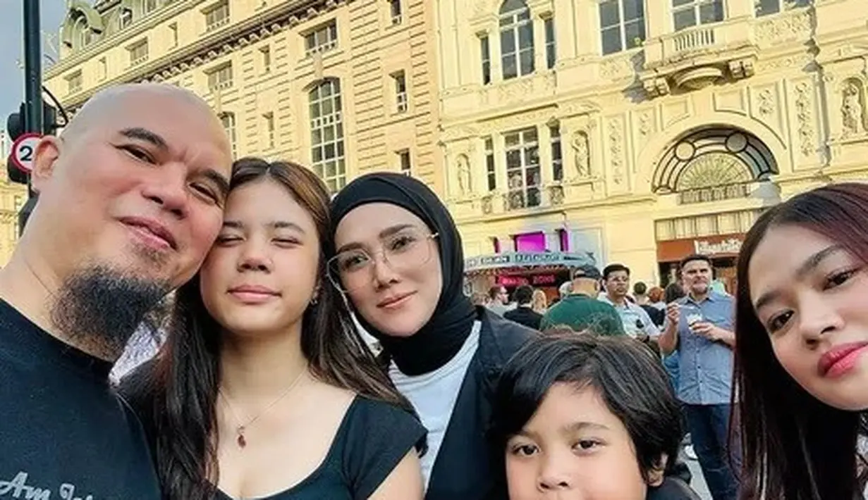 Mereka pun tampil serba hitam, Ahmad Dhani dengan t shirt hitam, begitupun dengan Safeea. Mulan tampil dengan inner putih dipadu kemeja hitam. [@mulanjameela1]