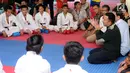 Menpora Imam Nahrawi (baju hitam) berbincang dengan tim karate Indonesia di Kawasan Permata Hijau, Jakarta, Jumat (9/6). Menpora melakukan diskusi dengan sejumlah atlet pelatnas karate Indonesia. (Liputan6.com/Helmi Fithriansyah)