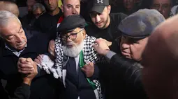 Narapidana Palestina tertua yang ditahan di penjara Israel tiba untuk mengunjungi makam mendiang pemimpin Palestina Yasser Arafat setelah dibebaskan usai menjalani hukuman 17 tahun, di kota Ramallah, Tepi Barat, Senin (13/3/2023). Fuad Shubaki (83) anggota senior gerakan Fatah, ditangkap oleh pasukan keamanan pada tahun 2002 pada puncak intifada kedua, atau pemberontakan. (AHMAD GHARABLI / AFP)