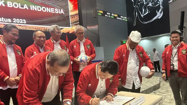 Penandatanganan Nota Kesepahaman antara Bursa Efek Indonesia (BEI) dan Yayasan Bakti Sepak Bola Indonesia, Senin (7/8/2023). (Foto: tangkapan layar/ Elga N)