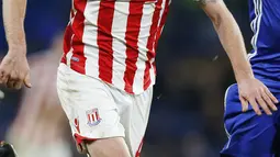 1. Joe Allen - Pemain yang masuk di jajaran top 5 dengan tekel terbanyak. Namun sayang penampilan nya yang bisa dibilang baik justru sulit membawa timnya lolos dari jurang degradasi. (AFP/Adrian Dennis)