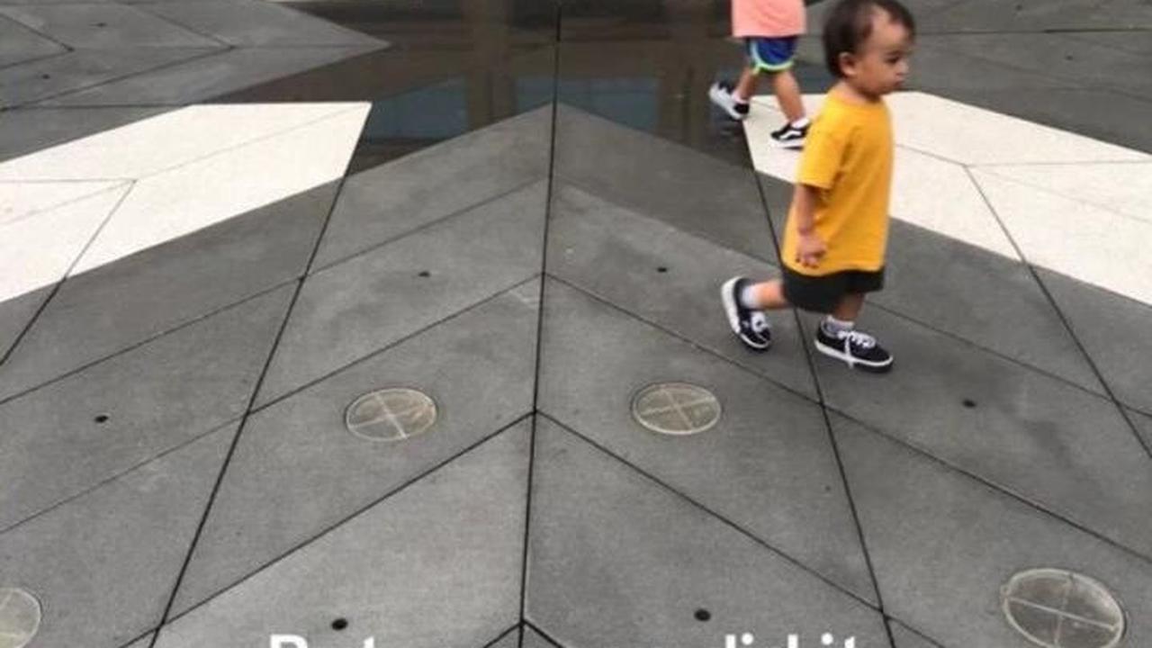 Selanjutnya, ia mengunggah potret dua anak laki-laki seumuran dan menuliskan "But, pur son did it".