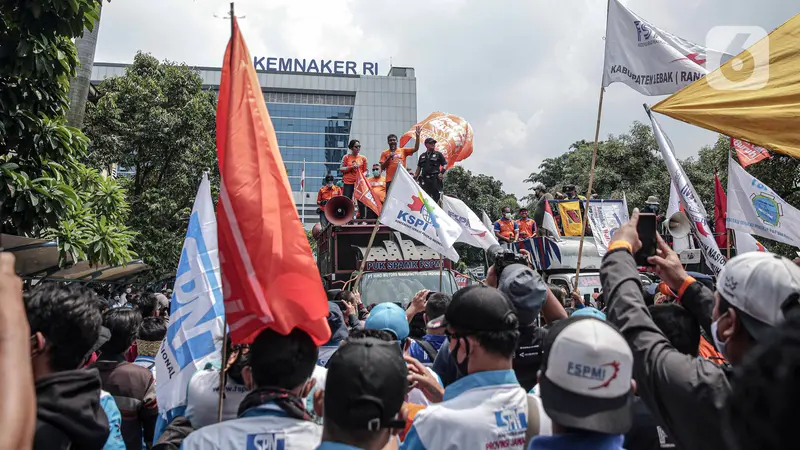 FOTO: Buruh Geruduk Kemnaker Tuntut Aturan JHT Dicabut