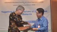 Mohamed Djelid, Perwakilan UNESCO untuk Brunei Darussalam, Indonesia, Malaysia, Filipina, dan Y.W. Junardy, Presiden Indonesia Global Compact Network, berjabat tangan usai menandatangani perjanjian kerja sama. (Dok. Foto UNESCO Konferensi Pers)