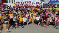 Ratusan pelari profesional kabupaten Garut, Jawa Barat, berfoto bersama setelah menikmati sajian fun run (lari ceria) sepanjang jalan Ibrahim Adji di kaki gunung Guntur Garut yang dikenal indah. (Liputan6.com/Jayadi Supriadin)