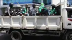 Sejumlah motor diangkut saat razia parkir liar di Jalan KH Wahid Hasyim, Jakarta, Rabu (4/4). Dishub DKI Jakarta menertibkan pengendara ojek online yang memarkirkan kendaraannya sembarangan di pinggir jalan. (Liputan6.com/Arya Manggala)