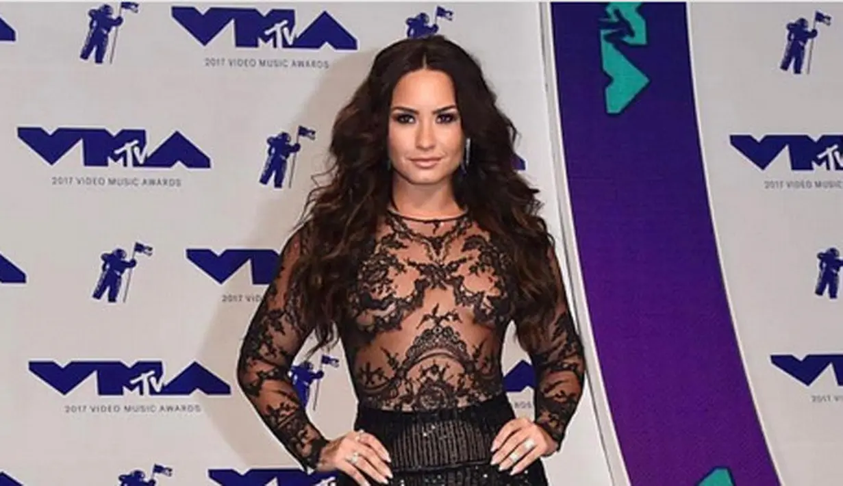 Siapa yang tak mengenal Demi Lovato? Penyanyi ini sudah meraih popularitas sejak masih kecil sebagai artis cilik jebolan Disney. Namun di balik itu semua Demi Lovato juga pernah mengalami masa kelam. (Instagram/ddlovato)