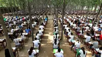 Sekitar 800 siswa melangsungkan ujian di hutan. Apa yang terjadi?