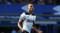 Selebrasi pemain Tottenham Hotspur, Erik Lamela, setelah mencetak gol ke gawang Everton pada laga pembuka Premier League 2016-2017, Sabtu (13/8/2016). (AFP)