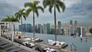 Panjang Kolam renang ini 150 meter, yang merupakan ruang menggantung terbesar di dunia dirancang oleh Arsitek Moshe Safdie, Singapura, Selasa (20/05/2014) (AFP PHOTO/Roslan Rahman)