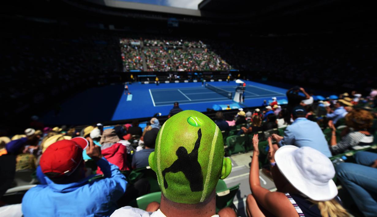 Seorang penggemar mengecat kepalanya dengan logo turnamen tenis Australia Terbuka saat berlangsungnya pertandingan di Melbourne Park, Australia, (25//2016). (EPA/Lukas Coch)