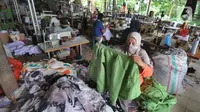 Warga menyelesaikan pembuatan baju di sebuah usaha konveksi milik Enca di Desa Curug, Bogor, Jawa Barat, Kamis (4/3/2021). Di tengah pandemi covid-19 yang menyebabkan bisnis konveksi menurun, UMKM konveksi di desa ini mampu bertahan dan mengembangkan produksinya. (merdeka.com/Arie Basuki)