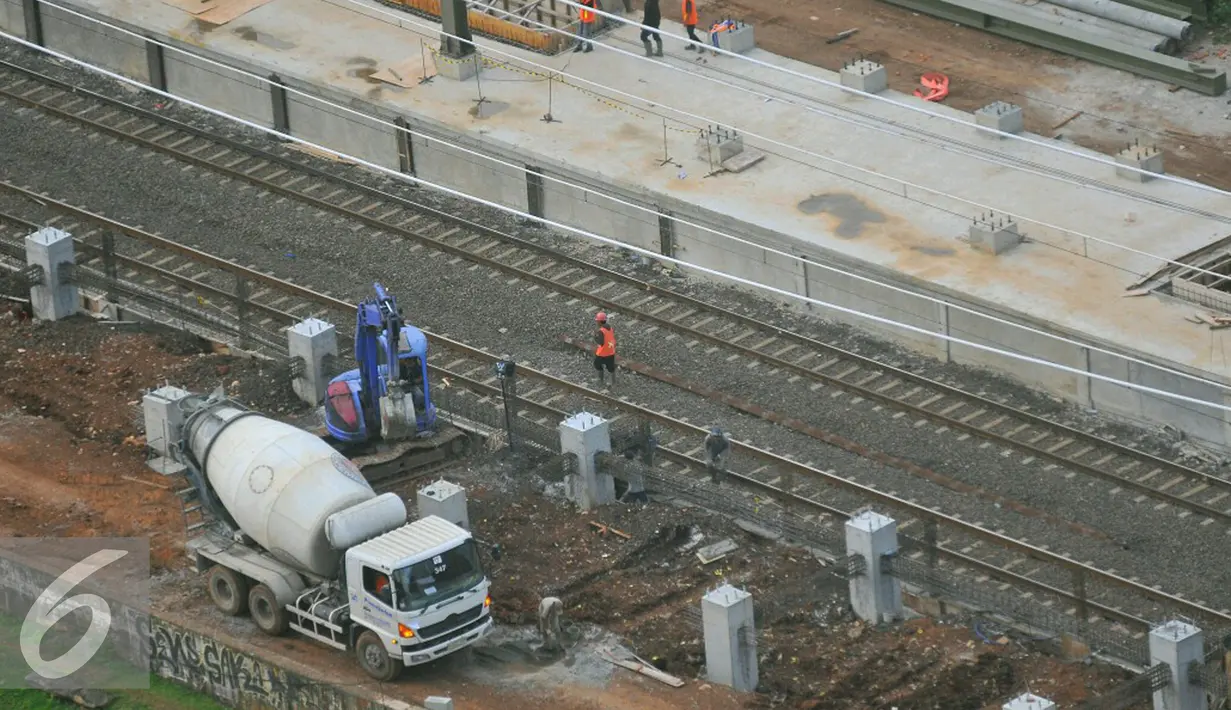 Mobil molen dan alat berat yang digunakan saat pengerjaan jalur kereta Api Bandara di Jakarta, Rabu (28/12). PT Kereta Api Indonesia menyatakan bahwa pembangunan Kereta Bandara Internasional Soekarno-Hatta masih sesuai rencana. (Liputan6.com/Angga Yuniar)