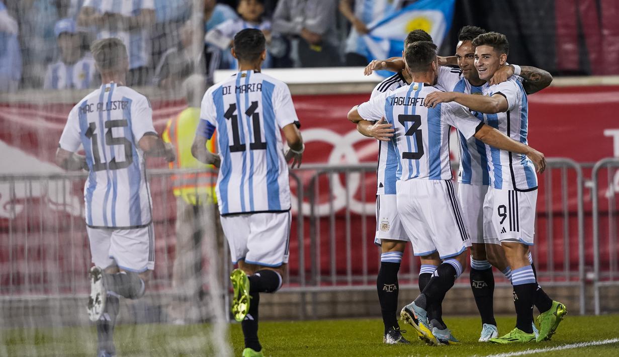 Sementara Argentina yang menghadapi Jamaika sepertinya hanya akan menang tipis 1-0 lewat gol Julian Alvarez pada menit ke-13. (AP/Eduardo Munoz Alvarez)