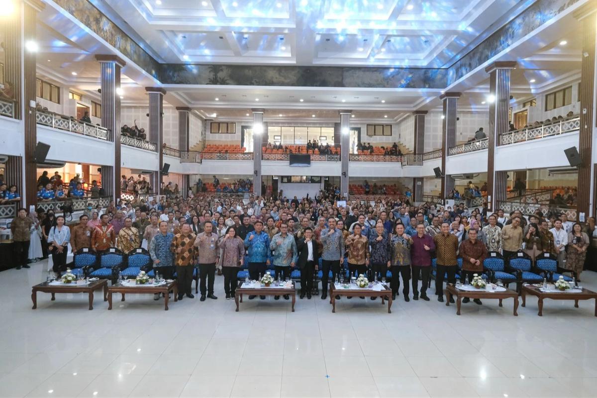 Menko PM Abdul Muhaimin Iskandar dan Menteri Ekonomi Kreatif/Kepala Badan Ekonomi Kreatif, Teuku Riefky Harsya saat hadiri Akad massal KUR 1.000 UMKM Ekonomi Kreatif di Bali