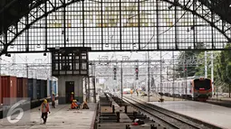 Suasana dilakukan uji coba jalur di Stasiun Tanjung Priok, Jakarta, Senin (23/11). Stasiun bergaya Eropa seluas 3.768 meter persegi tersebut rencananya akan kembali digunakan untuk jalur kereta penumpang. (Liputan6.com/Immanuel Antonius)