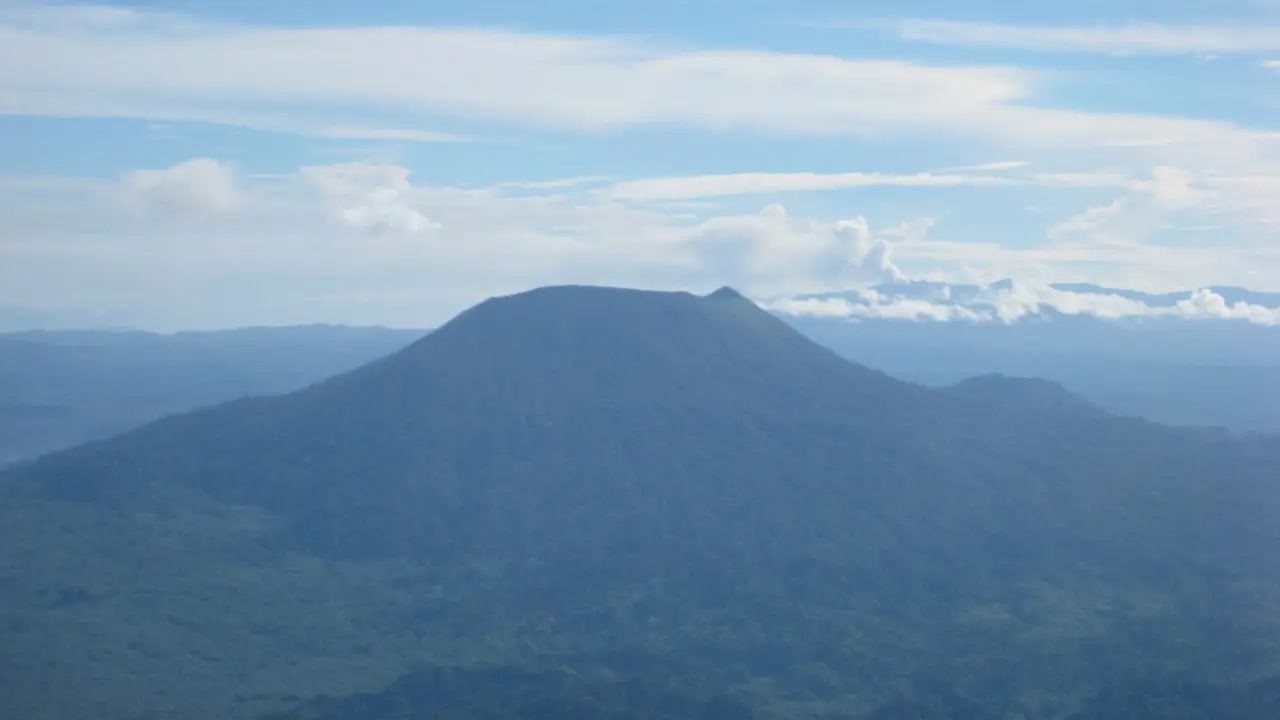Gunung Ibu dilihat dari Gunung Gamkonora