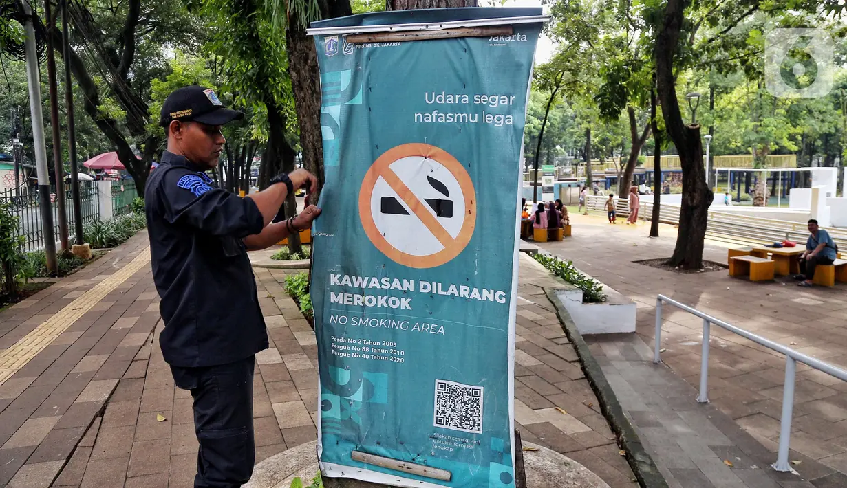 Pemerintah Provinsi Daerah Khusus Jakarta akan segera mengesahkan Rancangan Peraturan Daerah (Ranperda) Kawasan Tanpa Rokok (KTR) yang mengatur pelarangan aktivitas tentang rokok di fasilitas umum seperti sekolah, transportasi publik dan area terbuka yang digunakan oleh masyarakat luas. (Liputan6.com/Angga Yuniar)