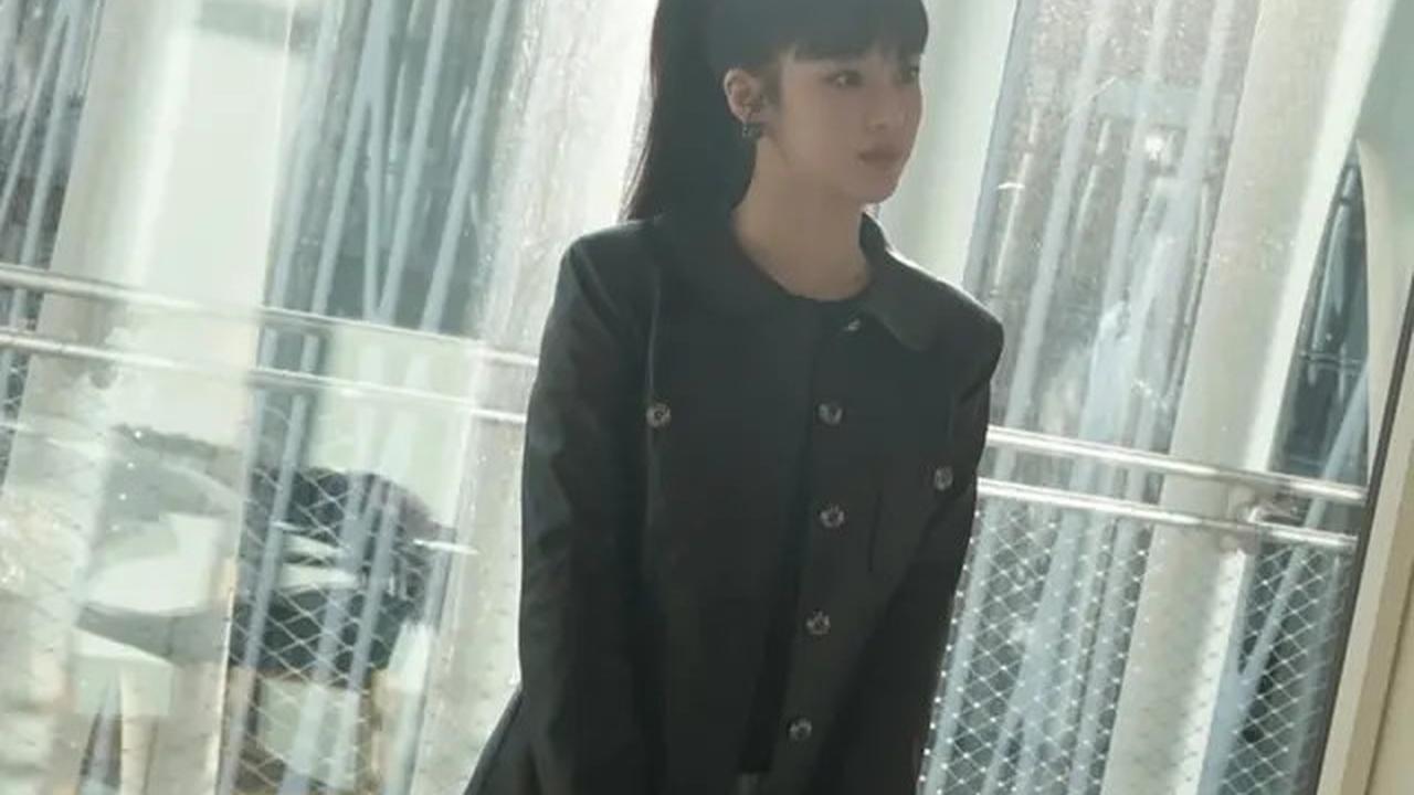 8 OOTD Human Chanel Go Youn Jung Pemeran Oh Yi Young di Drakor Resident Playbook