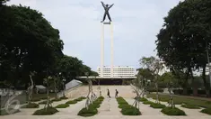 Warga melintas di kawasan Taman Lapangan Banteng, Jakarta, Senin (6/3). Pemprov DKI akan segera melakukan renovasi Taman Lapangan Banteng tersebut. (Liputan6.com/Immanuel Antonius)