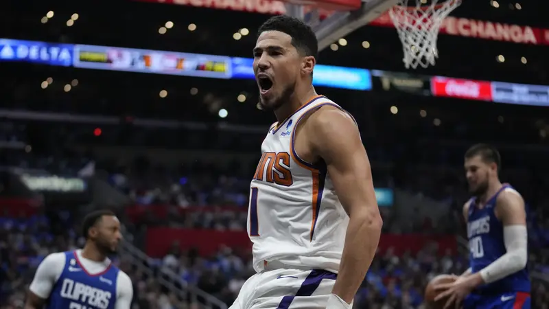 Selebrasi pemain Phoenix Suns Devin Booker saat melawan Clippers di play-off NBA 2023