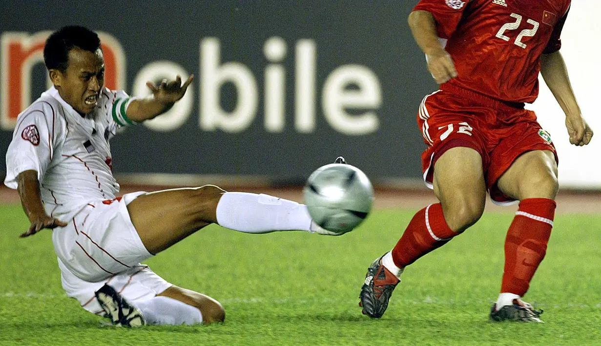Agung Setyabudi dipercaya sebagai kapten Timnas Indonesia asuhan Ivan Kolev untuk Piala AFF 2002. Dianggap memiliki jiwa kepemimpinan yang baik, Agung mampu membawa Timnas Indonesia ke babak final. Sayangnya, Skuat Merah Putih lagi-lagi harus kalah 2-4 dari Thailand. (AFP/Peter Parks)
