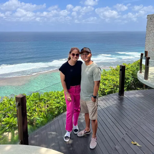 Seru Liburan Berdua, Ini 6 Potret Mesra Wendy Cagur dan Istri di Bali