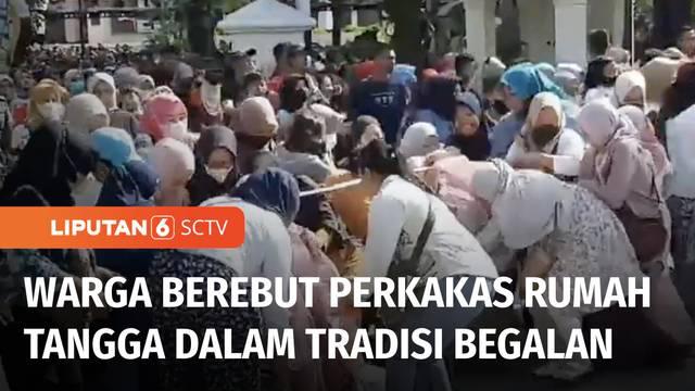 Tradisi begalan menjadi bagian dalam prosesi ngunduh mantu pernikahan Kaesang-Erina. Dalam tradisi ini, keluarga Presiden Jokowi menyiapkan dua tempat pikul berisi alat perkakas rumah tangga. Alat-alat perkakas rumah tangga ini pun, menjadi rebutan w...